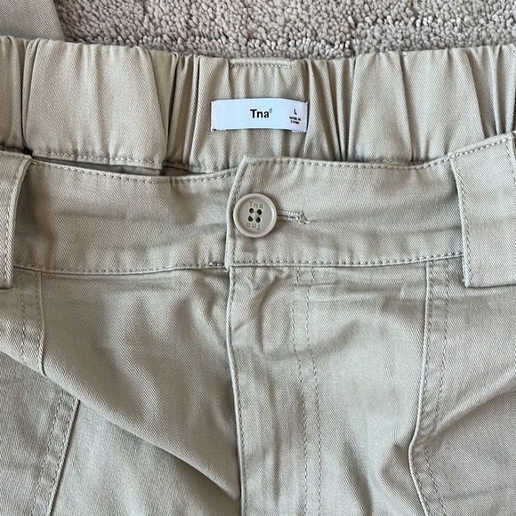 Aritzia TNA Cargo Jogger pants in Olive Beige in Size Large - Picture 5 of 8